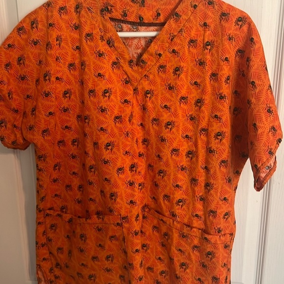 Tops - Halloween spider scrub top Vneck 2 pocket szS